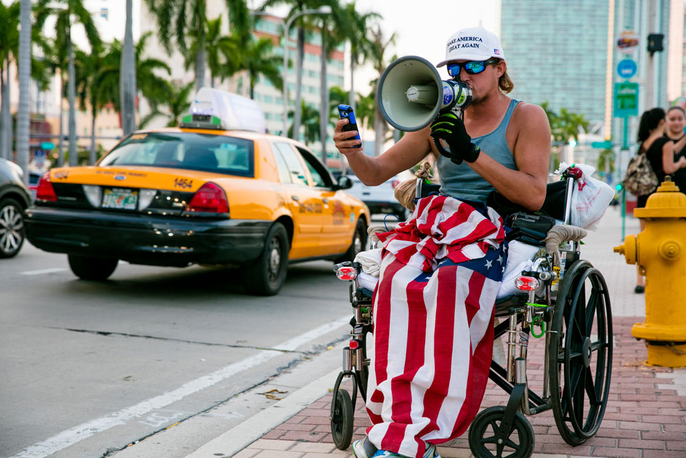 A war veteran protesting Anti-Trump protesters.