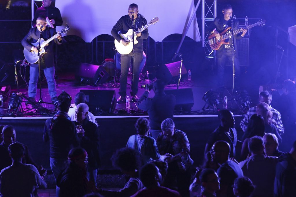 Joan Soriano performing with his band "Los Candes."