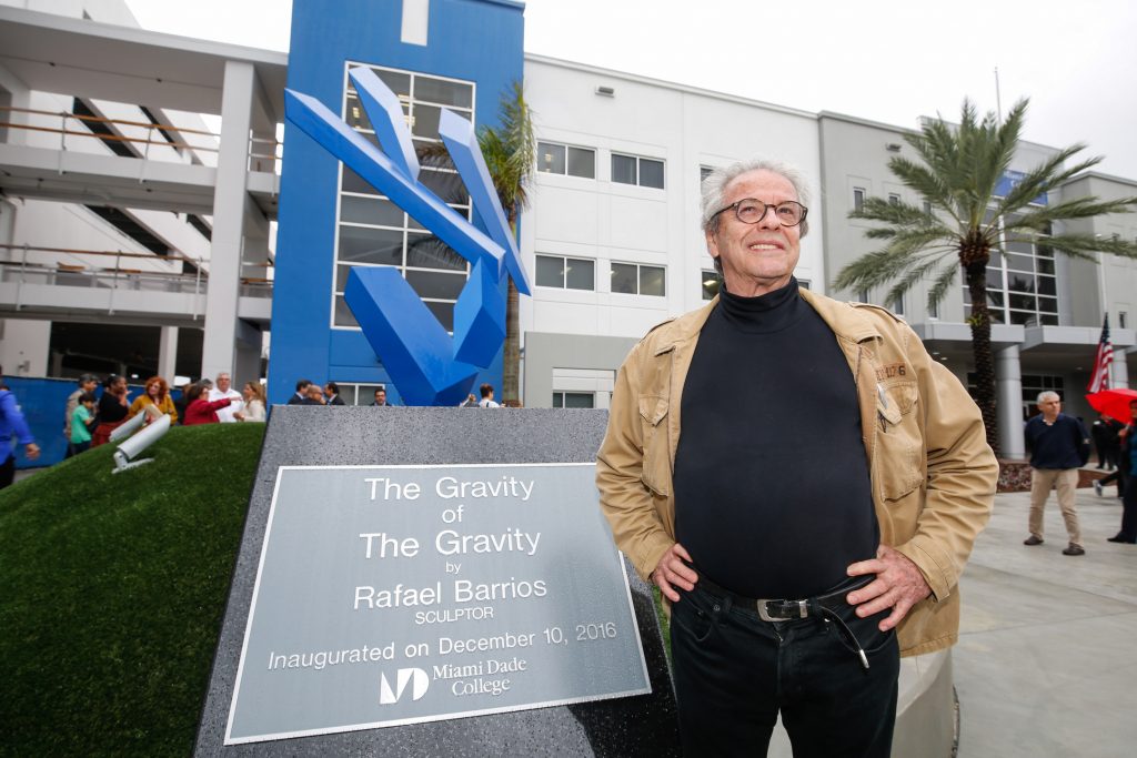 Rafael Barrios with his sculpture The Gravity of the Gravity.