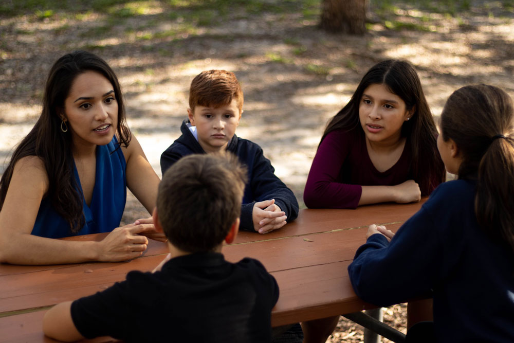 Luisa Santos talking with students from District 9.